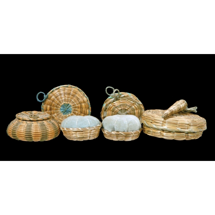 Lot 148: Small Baskets, Clothespins, and Table Mats